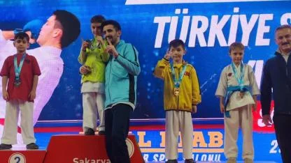 Afyonkarahisarlı Karatecilerden Türkiye Finalinde 12 Madalya