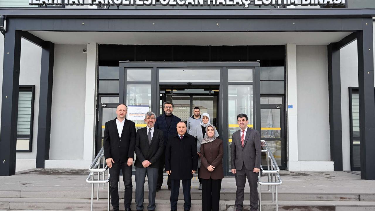 AKÜ İlahiyat Fakültesinde Devir Teslim Töreni Düzenlendi