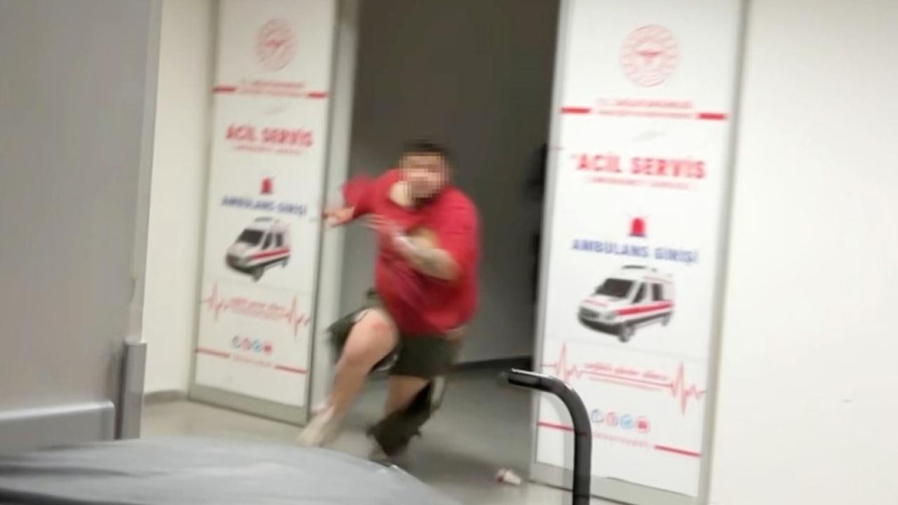 Bıçaklanarak yaralandılar, sedyeden atlayıp gazetecilere saldırdılar