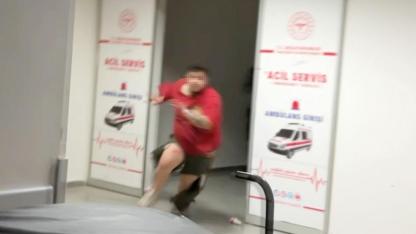 Bıçaklanarak yaralandılar, sedyeden atlayıp gazetecilere saldırdılar