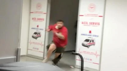 Bıçaklanarak yaralandılar, sedyeden atlayıp gazetecilere saldırdılar