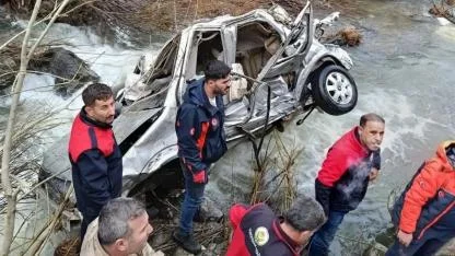 Bitlis’te Feci Kaza: Hafif Ticari Araç Dereye Uçtu, 3 Kişi Hayatını Kaybetti!