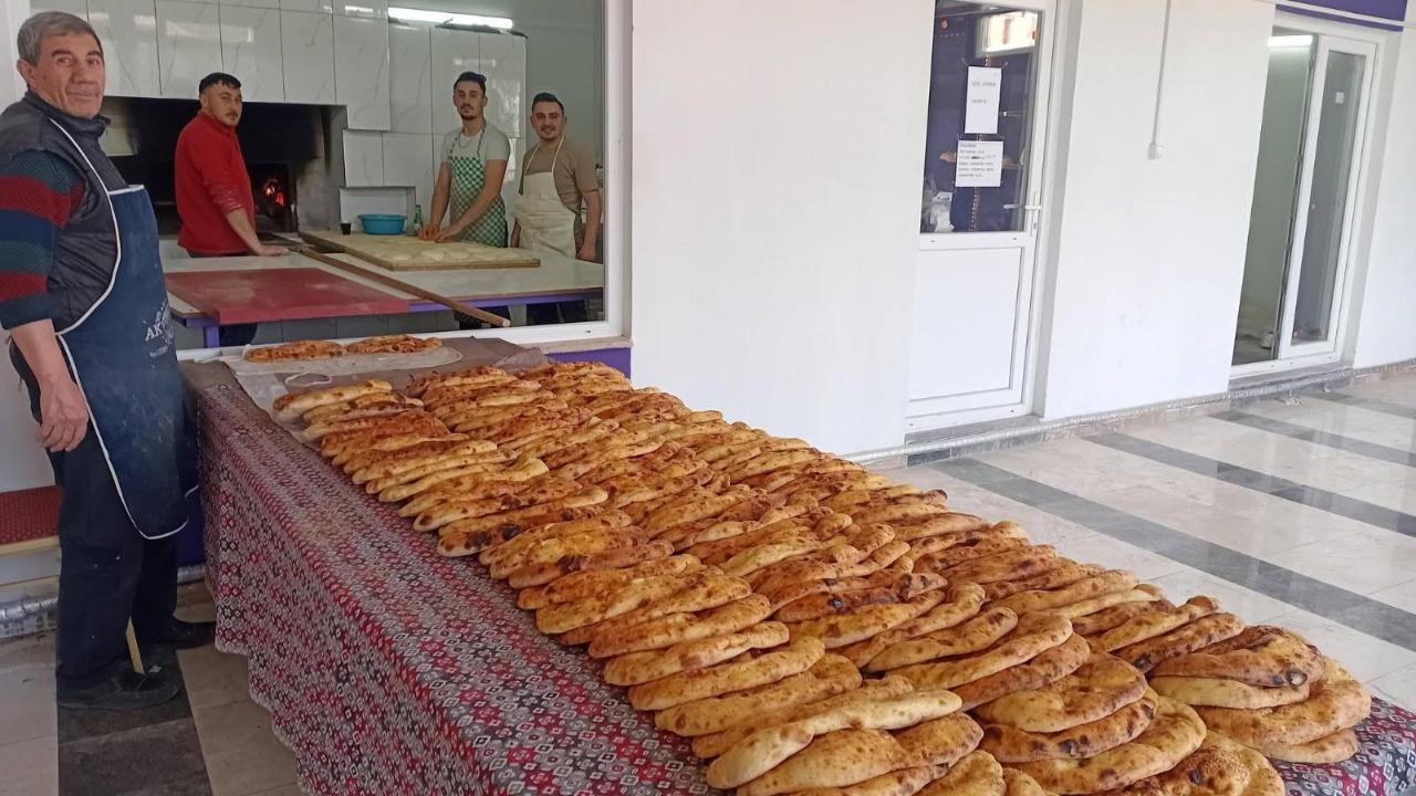 Bozhüyük Köyü Muhtarlığı Ramazan Ayında Ücretsiz Pide Dağıtıyor