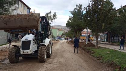 Dinar’da Dörtyol Mahallesi’nde Beklenen Kaldırım ve Refüj Çalışması Başladı