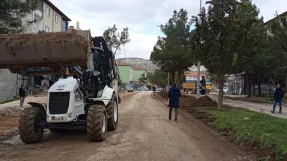 Dinar’da Dörtyol Mahallesi’nde Beklenen Kaldırım ve Refüj Çalışması Başladı