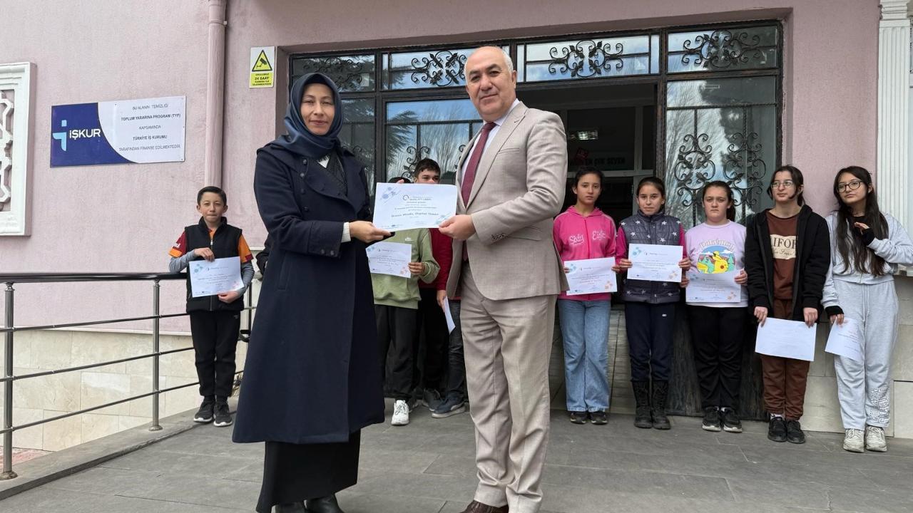 Emirdağ Gömü Ortaokulu, eTwinning projeleriyle ‘Ulusal’ ve ‘Avrupa Kalite Etiketi’ aldı