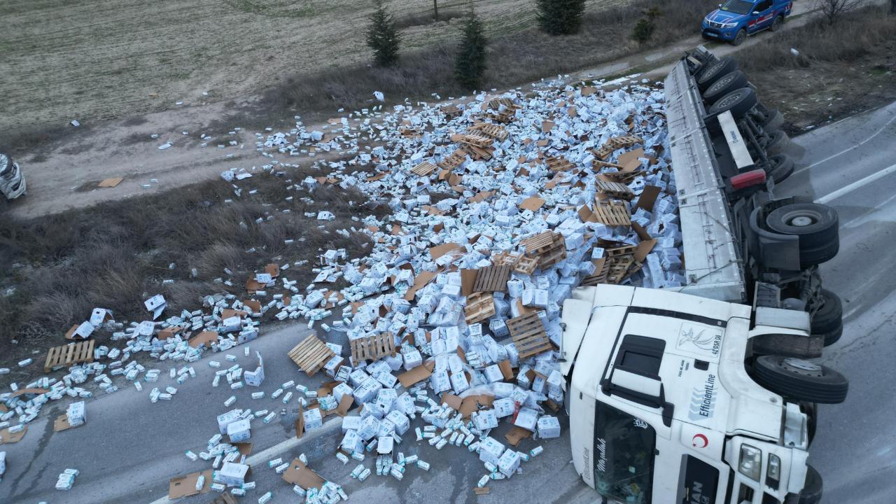 Emirdağ Yolunda Süt Yüklü Tır Devrildi! 25 Ton Süt Yola Saçıldı