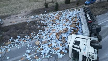 Emirdağ Yolunda Süt Yüklü Tır Devrildi! 25 Ton Süt Yola Saçıldı