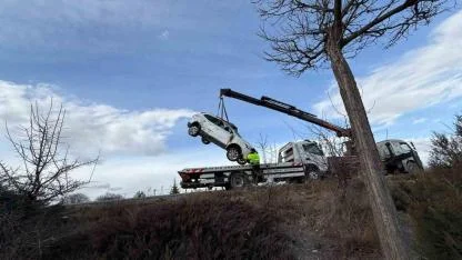 Emirdağ’da iki araç şarampole uçtu: 3 kişi yaralı