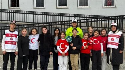 Emniyetten Velilere ve Öğrencilere "Okul Geçidi Görevlisi" Eğitimi