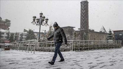 Hafta sonu yurdun batısı yağmurlu, doğusu kar yağışlı geçecek