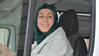 İki Çocuk Annesi Servis Şoförü Üç Yıldır Öğrencileri Güvenle Taşıyor