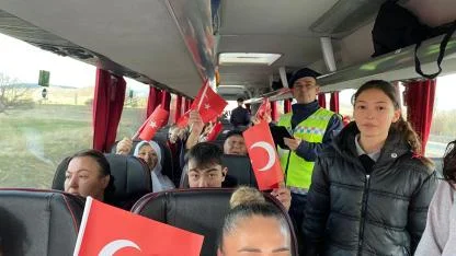 Jandarma ve Öğrencilerden Büyük Taarruz’un Ruhuyla Bayraklı Karşılama