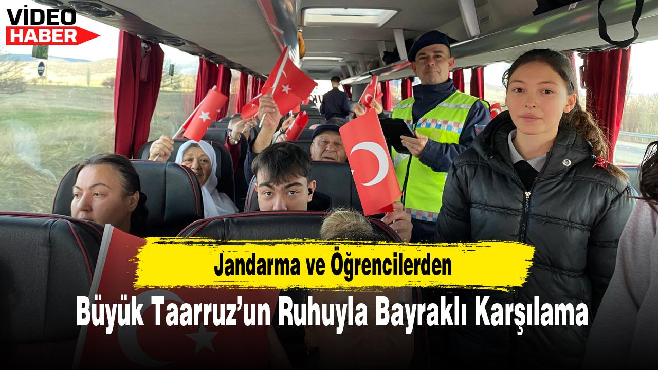 Jandarma ve Öğrencilerden Büyük Taarruz’un Ruhuyla Bayraklı Karşılama