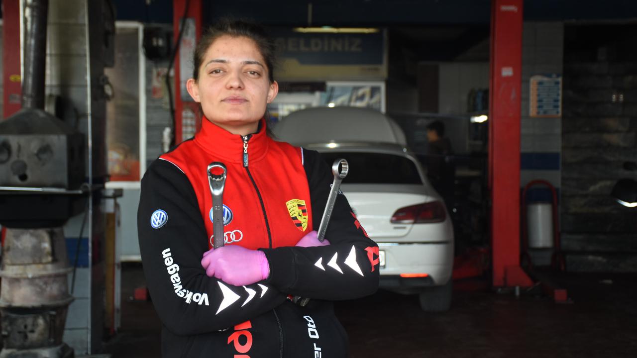 Kadının Gücü Afyon’da: "Hatice Usta" Otomobil Servisinde Araçların Bakım Ve Tamirini Yapıyor