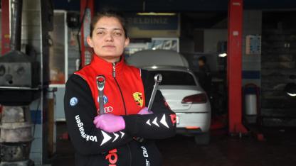 Kadının Gücü Afyon’da: "Hatice Usta" Otomobil Servisinde Araçların Bakım Ve Tamirini Yapıyor