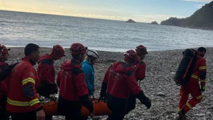 Kayalıklardan düşen genç kurtarıldı