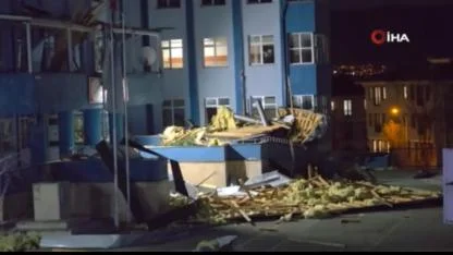 Kuvvetli rüzgar okulun çatısını uçurdu