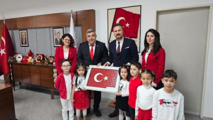 Müdür Sünnetci’ye Minik Ellerden Ay Yıldızlı Hediye