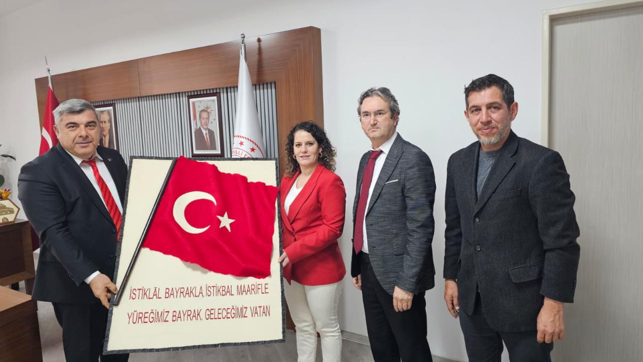 Olgunlaşma Enstitüsü’nden Kültürel Değerleri Yansıtan Özel Türk Bayrağı