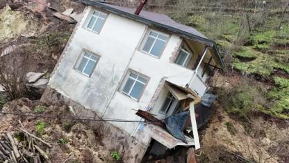 Ordu Fatsa’da Heyelan: Evler Yıkıldı, Halı Saha Devirdi, Mahalle Yolu Ulaşıma Kapandı