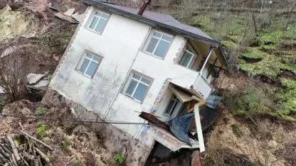Ordu Fatsa’da Heyelan: Evler Yıkıldı, Halı Saha Devirdi, Mahalle Yolu Ulaşıma Kapandı