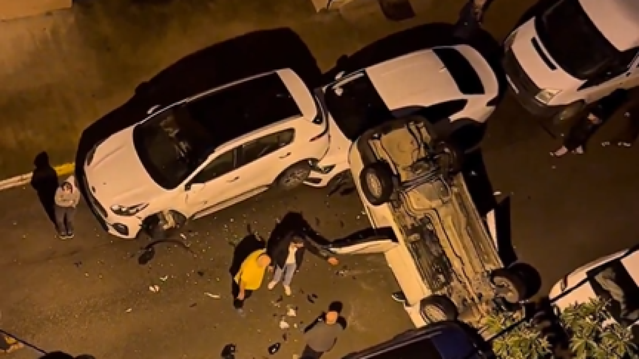 Pendik’te Ters Dönen Araç Park Halindeki Otomobillere Çarptı