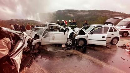 Burdur Ağlasun İlçesi Yakınlarında Katliam Gibi Kaza: 7 Ölü, 5 Yaralı!