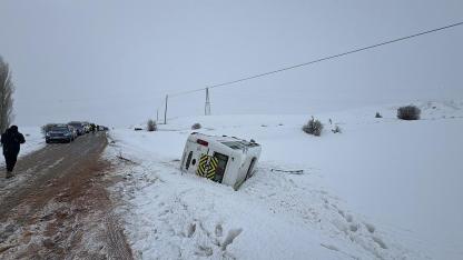 Sivas’ta Öğrenci Servisi Devrildi: 14 Kişi Yaralandı