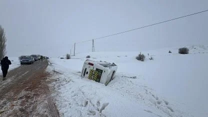 Sivas’ta Öğrenci Servisi Devrildi: 14 Kişi Yaralandı