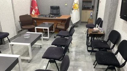 AK Parti binasına taşlı saldırı: Camlar kırıldı