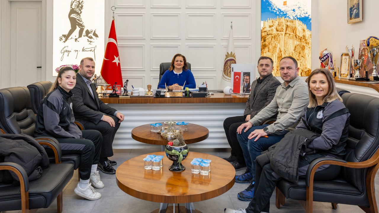 Köksal, YÜNTAŞ Anadolu Gücü Kadın Futbol Takımı yöneticileri ve sporcularıyla bir araya geldi