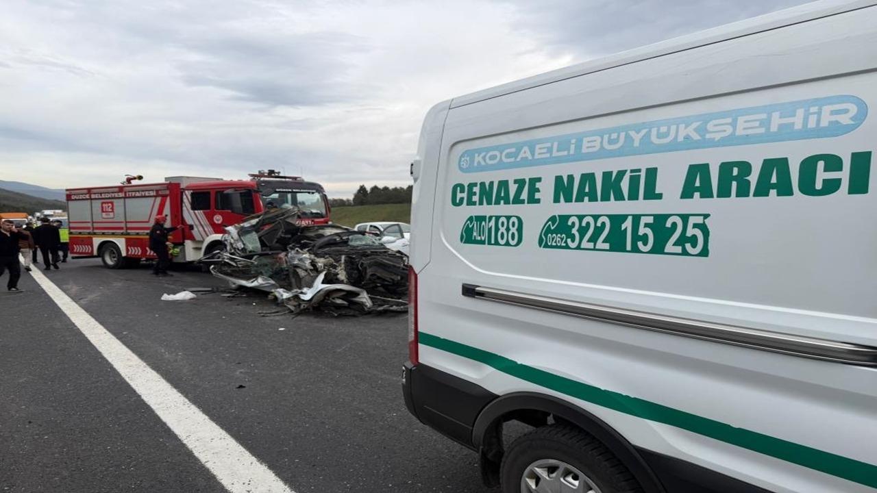 TEM Otoyolu’nda Can Pazarı: TIR’la Çarpışan Otomobil Hurdaya Döndü, 1 Ölü 1 Yaralı!