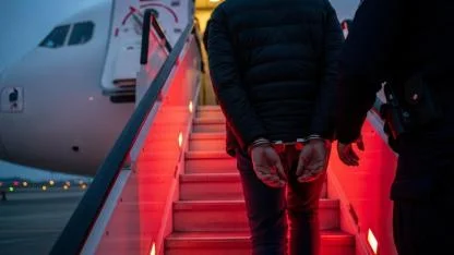 Kırmızı bültenle aranan 15 suçlu Türkiye’ye getirildi