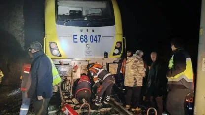 Düşen Kaya Treni Raydan Çıkardı