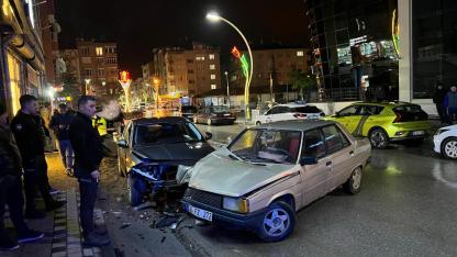 Afyonkarahisar'da İki Otomobilin Çarpıştığı Kazada 1 Kişi Yaralandı