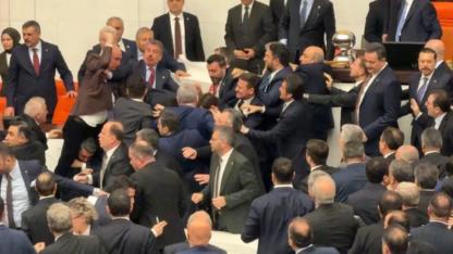 TBMM'de Çıkan Kavgada, Arada Kalan Hasan Arslan'a Destek Mesajları Yağıyor