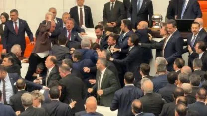 TBMM'de Çıkan Kavgada, Arada Kalan Hasan Arslan'a Destek Mesajları Yağıyor