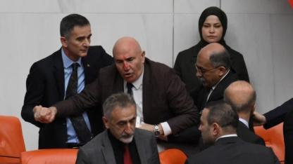 TBMM’de Yemin Töreninde Arbede: Osman Gökçek ile Mahmut Tanal Arasında Yumruk Yumruğa Kavga!