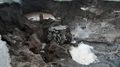 Afyonkarahisar’da Yağmur Sonrası Dev Obruk Yol Trafiğe Kapandı