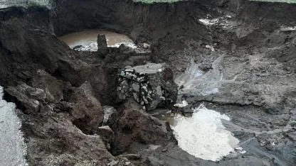 Afyonkarahisar’da Yağmur Sonrası Dev Obruk Yol Trafiğe Kapandı