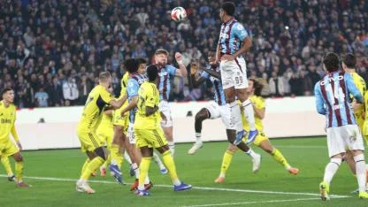 Fenerbahçe’den Trabzon’da Büyük Zafer! 5 Gollü Derbide 3 Puan Sarı-Lacivertlilerin