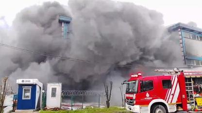 Kauçuk Fabrikasında Yangın: Patlamalar Yaşandı, Ekipler Seferber Oldu