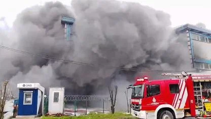 Kauçuk Fabrikasında Yangın: Patlamalar Yaşandı, Ekipler Seferber Oldu