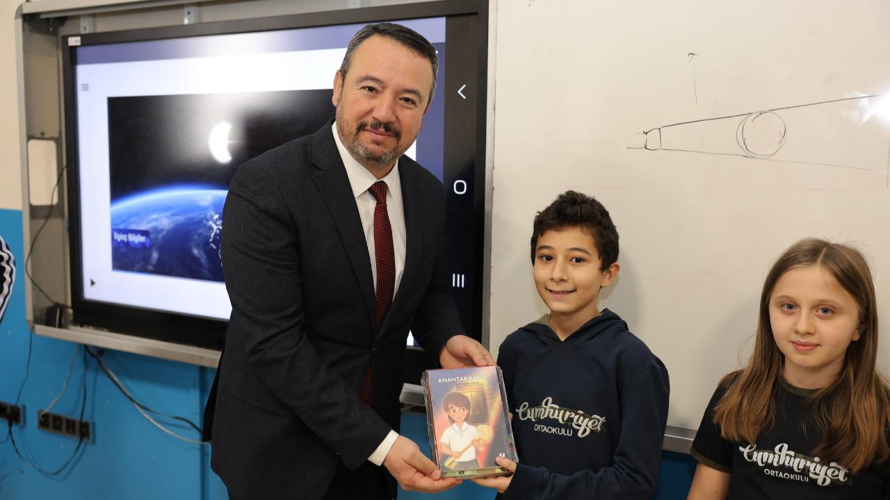 Sandıklı Belediye Başkanı Öztaş’tan Öğrencilere Kitap Desteği