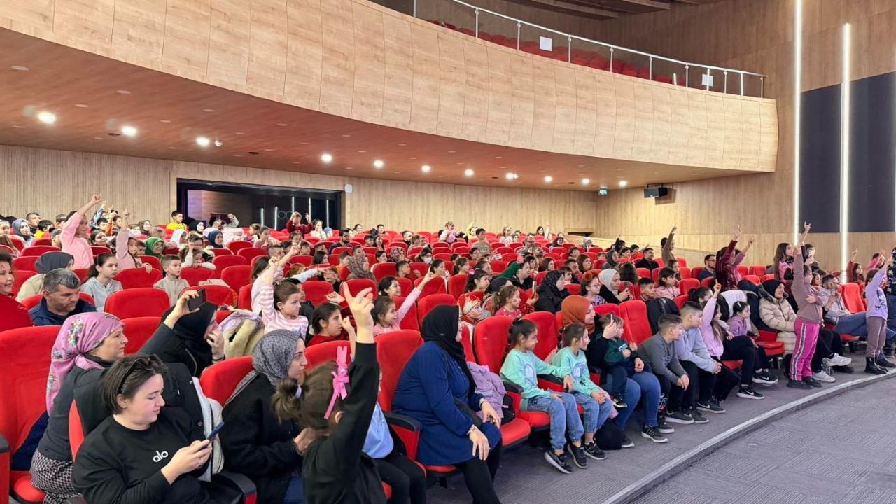 Sandıklı'da Çocuklara Tiyatro ile Karne Hediyesi