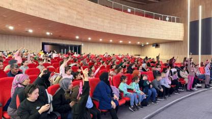 Sandıklı'da Çocuklara Tiyatro ile Karne Hediyesi