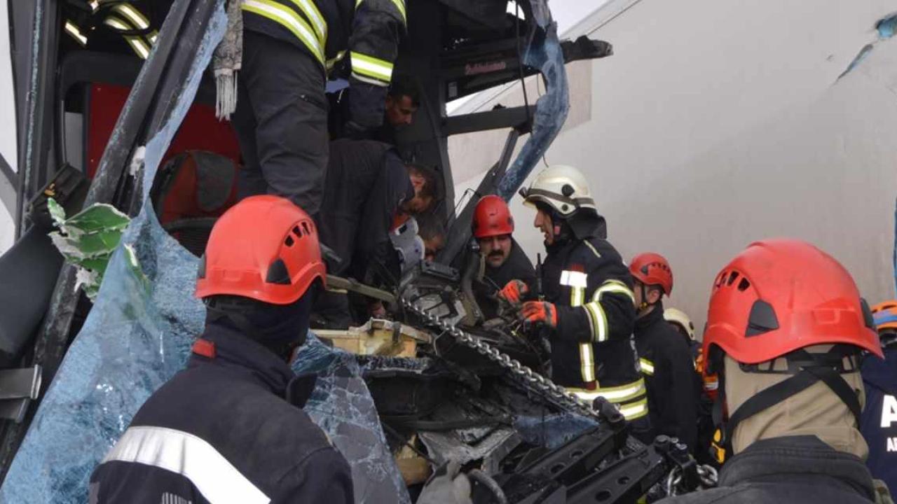 Son Dakika! Erzurum'da Yolcu Otobüsü Ters Dönen Tıra Çaptı: Çok Sayıda Yaralı Var