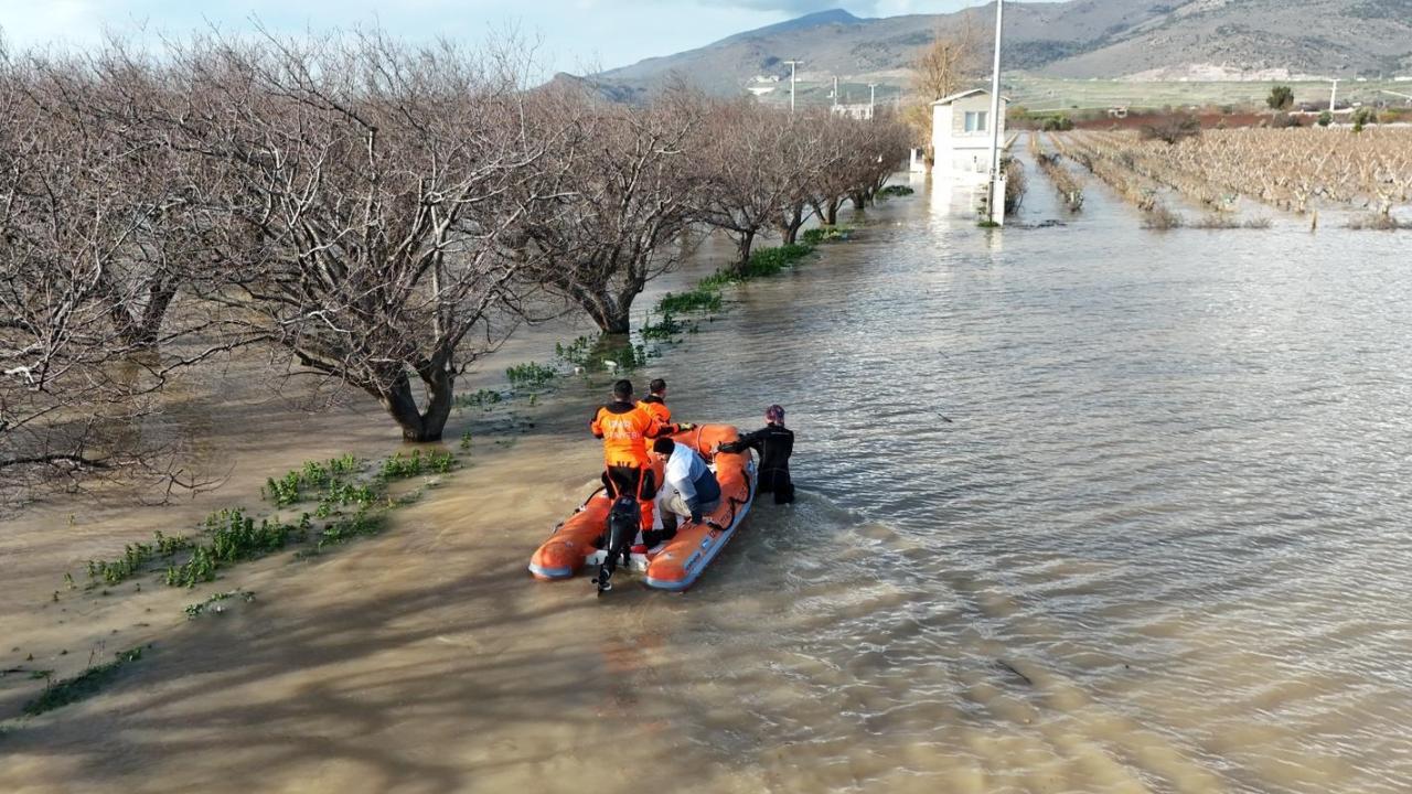 Su basan çiftlikteki hayvanlar itfaiye ekiplerince kurtarıldı