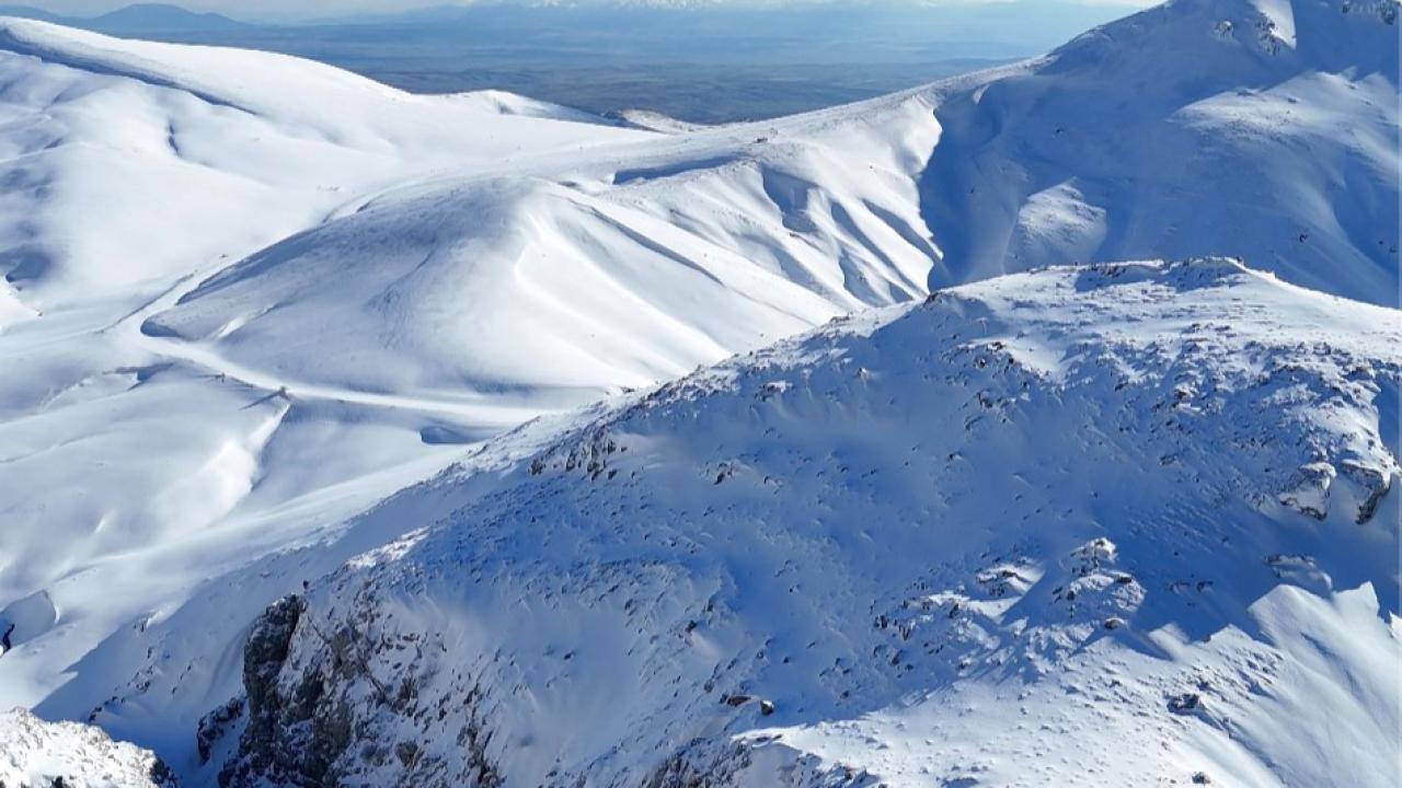 Sultan Dağları Beyaza Büründü, Eber Gölü ve Kiraz Üreticisi Umutlandı